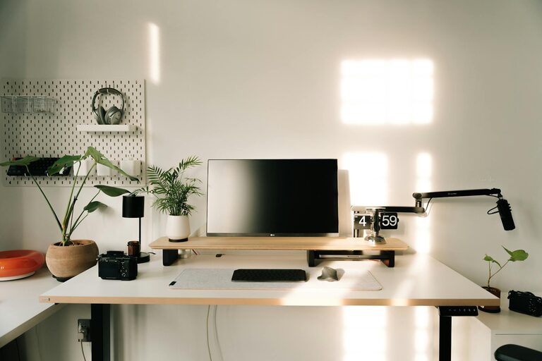 Cum să-ți organizezi eficient spațiul de lucru pentru a crește productivitatea acasă